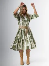 Vestido midi de corte amplio con estampado abstracto en tonos azules, blancos y beige. Tiene cuello en V, mangas 3/4 con volados y corte escalonado en la falda.