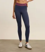 Calza deportiva azul con cintura elástica con texto 'Keep Moving'.