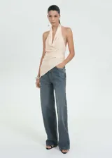 Vestido corto color champagne con escote halter drapeado y espalda descubierta.