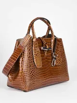 Bolso tote Longchamp modelo Le Roseau, tamaño mediano, color marrón con textura símil cocodrilo y cierre con botón a presión.