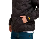 Chaqueta gris con cierre frontal, bolsillos laterales y logo de Caterpillar en el pecho. Resistente al agua y al viento, con aislamiento reciclado y ribete elástico en puños y dobladillo.