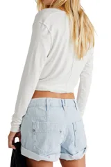 Shorts de denim de corte suelto en color celeste, con dobladillo y bolsillos frontales.