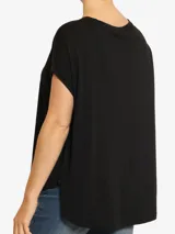 Remera negra de algodón, corte amplio, cuello redondo y mangas cortas con dobladillo.