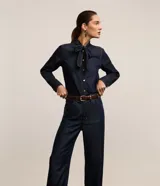 Pantalón de jean de tiro alto, corte recto y color azul oscuro.