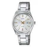 Reloj Casio plateado con caja de acero inoxidable, esfera plateada de 30mm, agujas doradas y calendario.