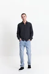 Camisa de manga larga color gris oscuro con textura a rayas, estilo rústico y fit regular.