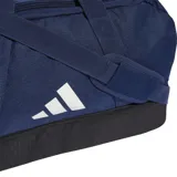 Bolso Adidas Tiro League azul marino con base negra y logo blanco. Tiene doble asa de mano, correa de hombro ajustable, compartimento principal con cierre en forma de U, bolsillo lateral de malla y compartimento inferior rígido.