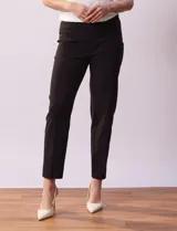 Pantalón verde esmeralda de gabardina elastizada, marca Zac & Rachel. Corte recto, pretina ancha pespunteada, bolsillos simulados y largo al tobillo.