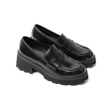 Zapato tipo mocasín de cuero sintético color negro, con plataforma y taco track.
