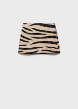 Minifalda de piel bovina con estampado animal print de cebra, tiro medio y cierre lateral con cremallera.