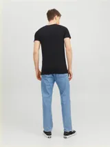Camiseta negra de manga corta con cuello redondo y corte ajustado.