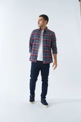 Camisa de hombre a cuadros azules, rojos y beige, de manga larga, corte slim, con cartera abotonada, logo bordado y bolsillos. Confeccionada en algodón.