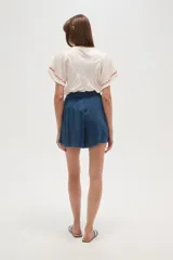 Short azul de viscosa con cintura elastizada y corte holgado.