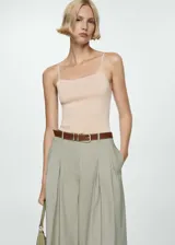 Top de tirantes finos color nude, de tejido de punto fino y diseño entallado.