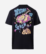 Remera negra de algodón, corte comfort, manga corta y cuello redondo. Presenta un estampado grande en la espalda del personaje Coiote de Looney Tunes con el texto "Destined to Crash and Burn" en colores vibrantes.