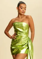 Vestido corto de fiesta color verde lima metalizado, strapless, con drapeado en el frente y sobrefalda lateral.