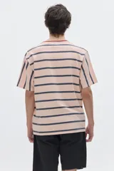 Remera de algodón a rayas horizontales en color rosa y azul marino, con cuello redondo en color bordó y detalle bordado en el frente. Corte recto y mangas cortas.