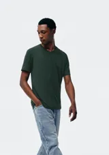 Camiseta gris oscuro de manga corta con cuello en V.