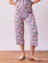 Conjunto de pijama marca René Rofé, compuesto por remera de tejido soft estampado con escote en V y botones, y pantalón capri con cintura elastizada.