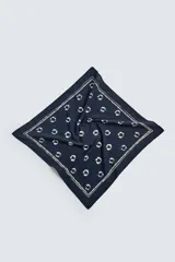 Pañuelo bandana azul marino con estampado de círculos blancos.