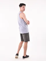 Musculosa gris con estampado de Nueva York en el frente.