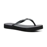 Ojotas negras Havaianas modelo Flatform, con plataforma y tiras finas con el logo de la marca.