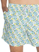 Short de baño celeste con estampado de caballitos de mar rosados. Tiene cintura elástica con cordón ajustable, bolsillos laterales y traseros.