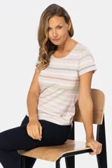 Remera de manga corta con rayas horizontales en azul marino, blanco, rosa y verde.