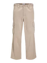 Pantalón cargo color beige de pierna ancha con fit amplio y tiro medio alto. Cuenta con bolsillos delanteros, traseros y laterales, cierre con cremallera y puños doblados.