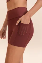 Short deportivo color ladrillo, de tiro alto y corte ajustado. Confeccionado en tejido Hydefit Adaptiv con tecnología Lycra Adaptiv y protección UV50+.