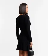 Vestido corto negro de punto con escote cuadrado y mangas largas.