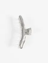 Broche para el cabello en forma irregular, color plateado, ideal para sujetar cabello de manera estilizada.