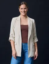 Blazer rojo de crepe marca Tahari, con cuello con solapa y abertura central. Tiene mangas 3/4 regulables con presilla y botón, bolsillos delanteros y forro interno.