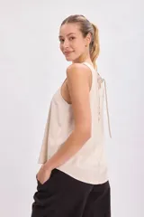 Musculosa beige de lino con cuello redondo y sisas amplias.