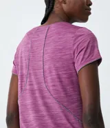 Remera deportiva de poliéster color lila con textura jaspeada, cuello redondo y mangas cortas.