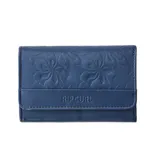 Billetera azul con estampado de flores en relieve y logo de la marca Rip Curl en el frente.