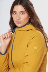 Campera de abrigo reversible en color azul, con tejido repelente al agua y relleno en guata siliconada.