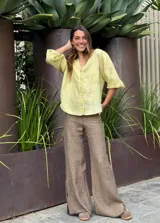 Camisa celeste de lino con mangas 3/4 abullonadas y cuello en V con volados.