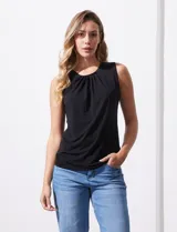 Musculosa negra de poliéster y elastano, con cuello redondo con frunces delanteros y abertura con botón en la espalda.