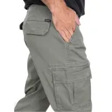 Pantalón cargo verde oliva de gabardina suave con spandex, calce chino, piernas rectas y cintura media. Cuenta con presillas, cierre con botón metálico, bolsillos cargo con solapa y velcro, bolsillos laterales tipo chino y bolsillos traseros con tapeta.
