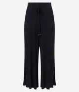 Pantalón pantacourt negro de viscosa con lazo en la cintura.