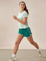 Short deportivo negro con cintura elástica y ribete blanco en el ruedo.
