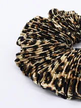 Colero con estampado animal print en tonos negro, marrón y dorado.