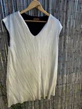 Maxi vestido plisado color plateado con escote en V y mangas cortas.