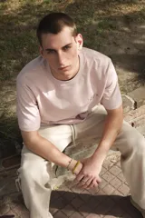 Remera color arena de algodón, corte clásico y mangas cortas.