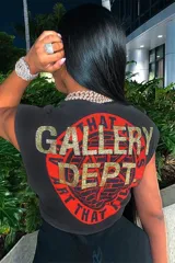 Musculosa gris oscuro de algodón elastizado con estampado rojo y dorado con la inscripción "Gallery Dept" en la espalda.