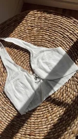 Top blanco de lino con escote halter y espalda descubierta. Se ata al cuello y a la espalda con tiras finas.