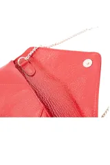 Cartera de fiesta tipo sobre color rojo charol con asa de cadena metálica plateada.
