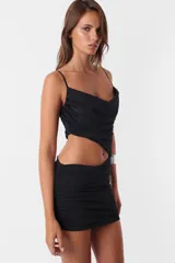 Vestido corto negro de microfibra con forro de microtul, escote con drapeado, breteles elásticos regulables y abertura lateral.