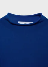 Jersey de punto fino color gris, de corte recto y cuello perkins.